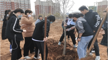 “春风携雨抚绿意 学子植荫树栋梁”——马会六合彩
开展义务植树主题团日活动